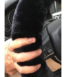 غطاء عجلة قيادة السيارة في الشتاء من الفرو  الناعم اللون الأسود 