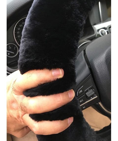 غطاء عجلة قيادة السيارة في الشتاء من الفرو  الناعم اللون الأسود 