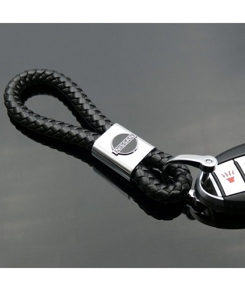 سلسلة مفاتيح جلد بشعار معدنى لسيارة نيسان